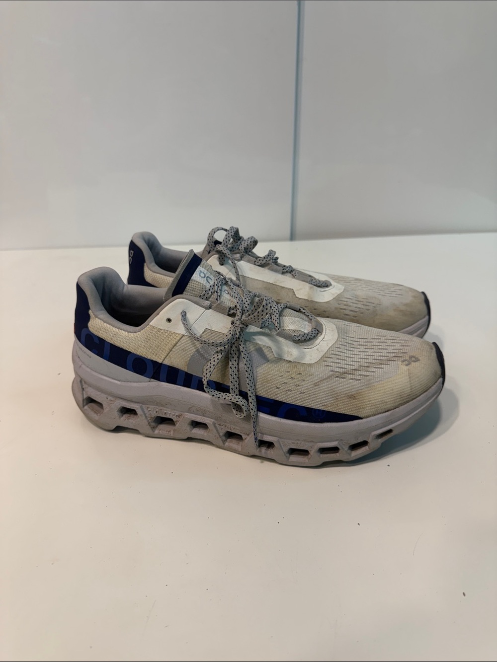 Used oncloud cloud monster men’s athletic shoes size 10